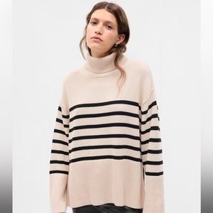 NWOT Gap 24/7 Split Hem Turtleneck